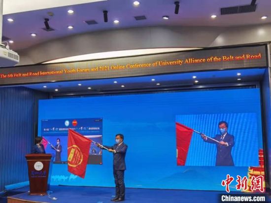 期间,甘肃省人民政府外事办公室主任张宝军向第七届承办方韩国仁川市交接会旗。 徐雪 摄 期间,甘肃省人民政府外事办公室主任张宝军向第七届承办方韩国仁川市交接会旗。 徐雪 摄