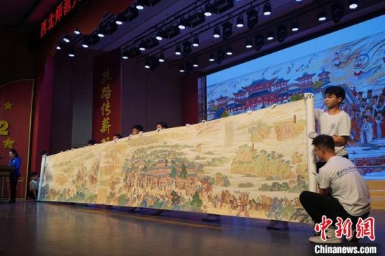 图为活动现场捐赠的巨幅长卷《敦煌印象 丝路虹霓》。　九美旦增 摄
