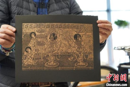 图为手工书艺人展示敦煌雕版壁画印刷品。 九美旦增 摄 图为手工书艺人展示敦煌雕版壁画印刷品。 九美旦增 摄
