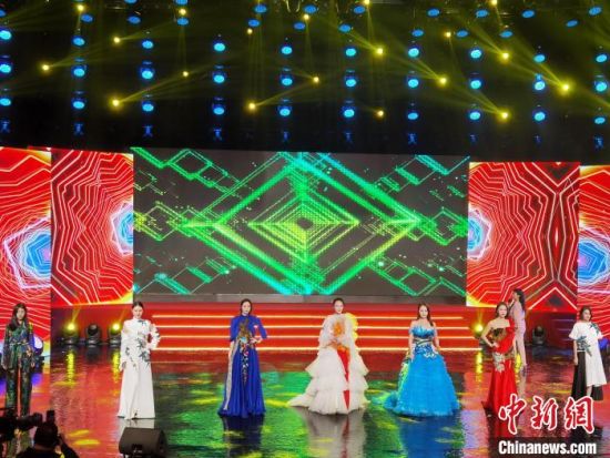 图为融入民族文化元素的时尚服饰展示。 徐雪 摄 图为融入民族文化元素的时尚服饰展示。 徐雪 摄