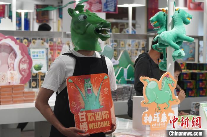 铜奔马，又名“马踏飞燕”“马超龙雀”等，为东汉青铜器，国宝级文物，为甘肃省博物馆镇馆之宝。　九美旦增 摄