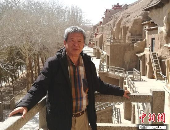 图为常嘉煌在敦煌莫高窟。(资料图) 受访者供图 图为常嘉煌在敦煌莫高窟。(资料图) 受访者供图