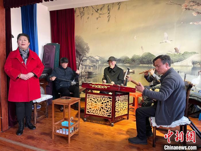 图为兰州鼓子表演者王常玉登台演唱,她是这项入列国家级非物质文化遗产的曲艺表演者中,为数不多的女演员。 张煜曼 摄 图为兰州鼓子表演者王常玉登台演唱,她是这项入列国家级非物质文化遗产的曲艺表演者中,为数不多的女演员。 张煜曼 摄