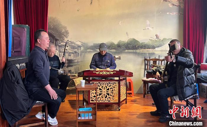 图为兰州鼓子爱好者在传习所内互相搭档上台演出。 张煜曼 摄 图为兰州鼓子爱好者在传习所内互相搭档上台演出。 张煜曼 摄