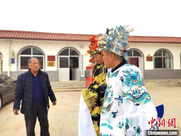 图为69岁的“苦水高高跷”国家级传承人巨海全(左一),叮嘱徒弟们高高跷练习技巧要领。 闫姣 摄 图为69岁的“苦水高高跷”国家级传承人巨海全(左一),叮嘱徒弟们高高跷练习技巧要领。 闫姣 摄