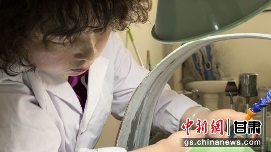 夜光杯制作学徒谢小琴坦言，虽工作枯燥，但是能够掌握国家级非遗技艺是很自豪的。王牧雨 摄