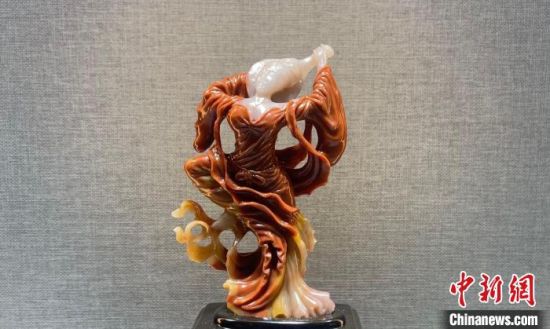 图为翩然起舞的飞天玉雕。 高莹 摄 图为翩然起舞的飞天玉雕。 高莹 摄