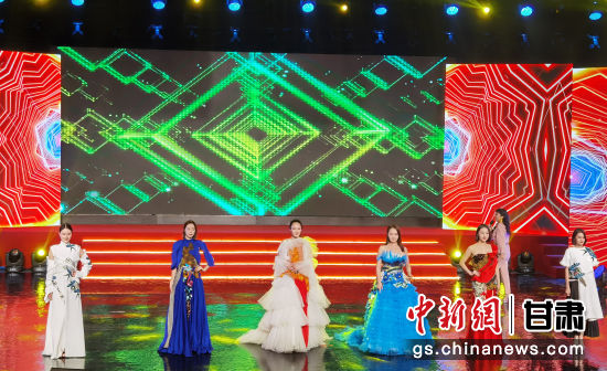 2021年12月23日,模特展示带有陇原巧手刺绣的服装。(资料图) 徐雪 摄 2021年12月23日,模特展示带有陇原巧手刺绣的服装。(资料图) 徐雪 摄