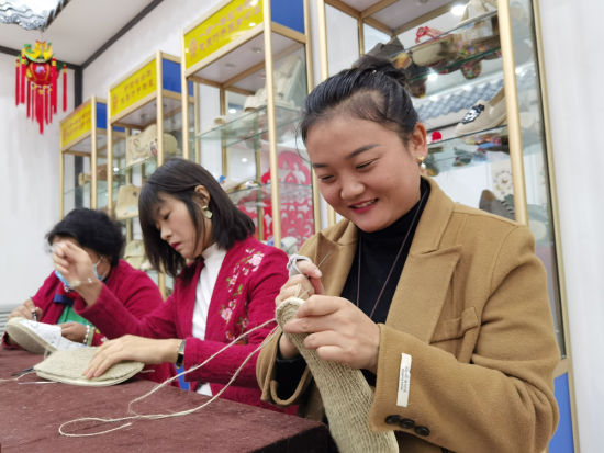 2021年10月17日,陇原巧手现场展示麻鞋制作流程。(资料图) 徐雪 摄 2021年10月17日,陇原巧手现场展示麻鞋制作流程。(资料图) 徐雪 摄