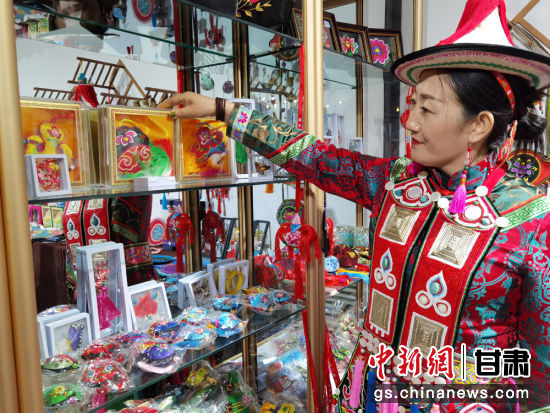 2021年,10月17日,陇原巧手在甘肃省妇联“陇原巧手馆”内讲解展示裕固族民族刺绣、编织等技艺,活态传承非遗文化。(资料图)徐雪 摄 2021年,10月17日,陇原巧手在甘肃省妇联“陇原巧手馆”内讲解展示裕固族民族刺绣、编织等技艺,活态传承非遗文化。(资料图)徐雪 摄