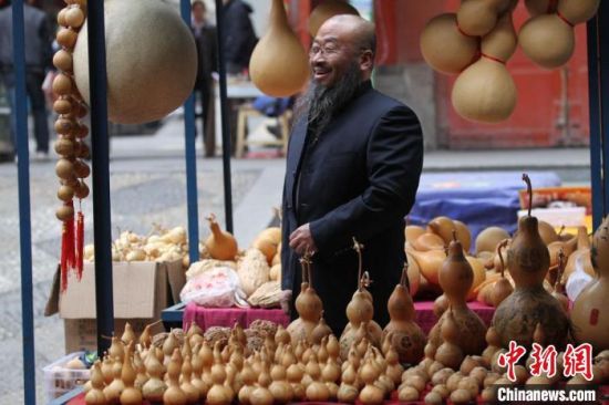 兰州刻葫芦历史悠久,作品造型精美,远销海内外,也作为一张旅游名片,存在于兰州市大街小巷。(资料图) 高莹 摄 兰州刻葫芦历史悠久,作品造型精美,远销海内外,也作为一张旅游名片,存在于兰州市大街小巷。(资料图) 高莹 摄