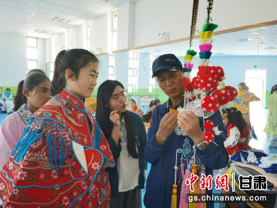 图为天祝县新华中学学生参加戏曲社团活动。