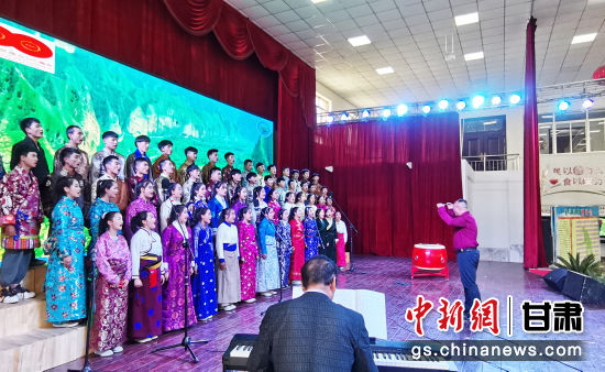 图为天祝县民族中学合唱团。