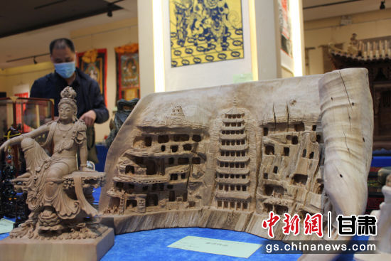 连日来，甘肃省工艺美术行业评审认定工作会议在兰州举行。图为以敦煌莫高窟为题材的木雕作品《守护》。徐雪 摄