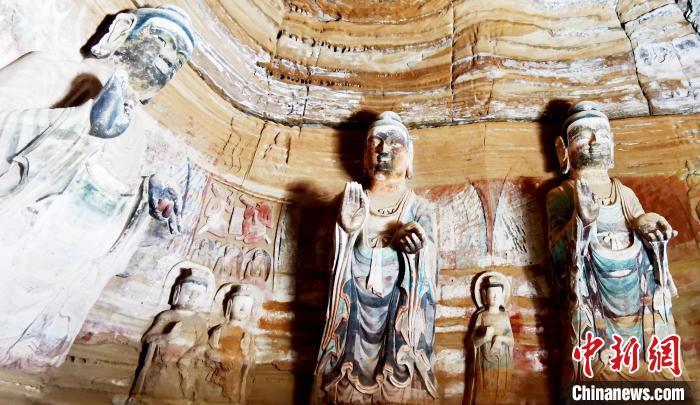 北石窟寺窟内造像因受水显得斑驳。 艾庆龙 摄 北石窟寺窟内造像因受水显得斑驳。 艾庆龙 摄