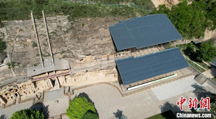 图为航拍视角下的北石窟寺。 艾庆龙 摄 图为航拍视角下的北石窟寺。 艾庆龙 摄
