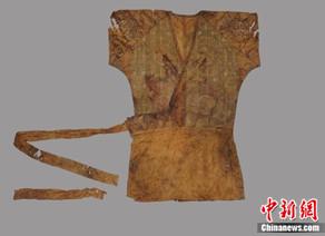 慕容智墓出土的麒麟纹、凤纹锦褂。中新社发 甘肃省文物考古研究所 供图 慕容智墓出土的麒麟纹、凤纹锦褂。中新社发 甘肃省文物考古研究所 供图