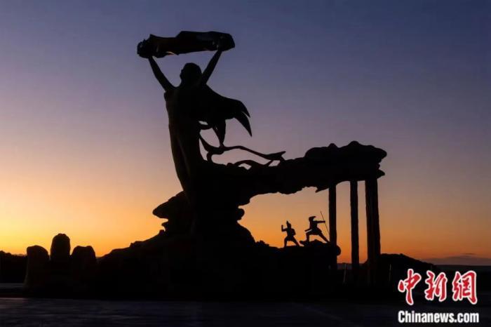 位于新疆福海县的女娲补天雕像。中新社发 金炜 摄