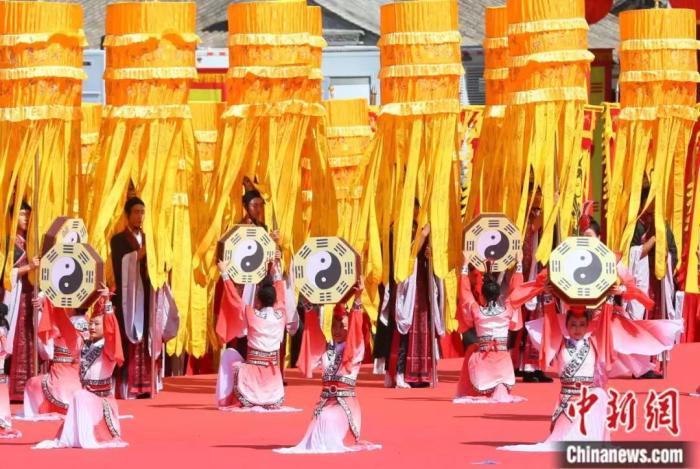 2021(辛丑)年公祭中华人文始祖伏羲大典在甘肃天水伏羲庙广场举行。中新社发 高展 摄