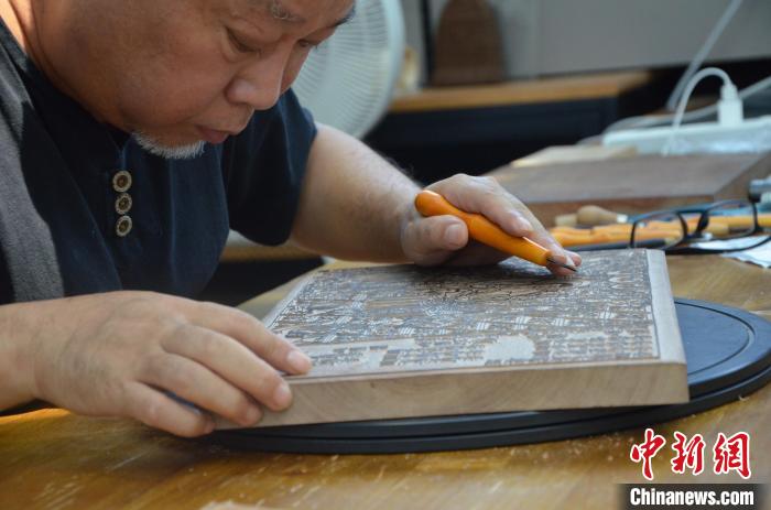 甘肃手艺人醉心雕版敦煌壁画:一把刻刀勾勒佛国世界