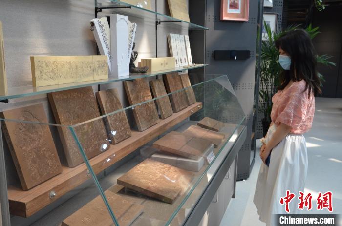 图为参访人员在工作室参观敦煌题材木刻版画。 李亚龙 摄 图为参访人员在工作室参观敦煌题材木刻版画。 李亚龙 摄