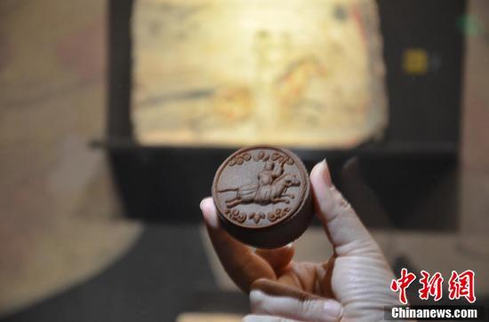 8月24日,甘肃省博物馆内文创月饼与相关文物同框展示。 李亚龙 摄 8月24日,甘肃省博物馆内文创月饼与相关文物同框展示。 李亚龙 摄