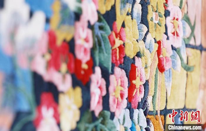 图为手工地毯成品。 豆苗 摄 图为手工地毯成品。 豆苗 摄