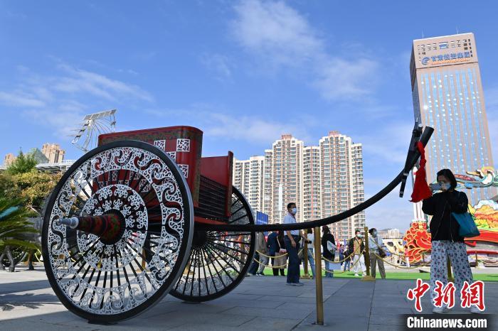 甘快看战国戎人车舆复制品兰州展出探源千年前文化融合互鉴