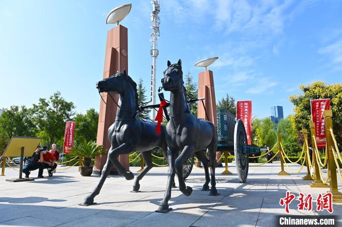9月14日,“让文物活起来”——张家川马家塬遗址战国戎人车舆复原展出仪式在兰州市举行。 李亚龙 摄 9月14日,“让文物活起来”——张家川马家塬遗址战国戎人车舆复原展出仪式在兰州市举行。 李亚龙 摄