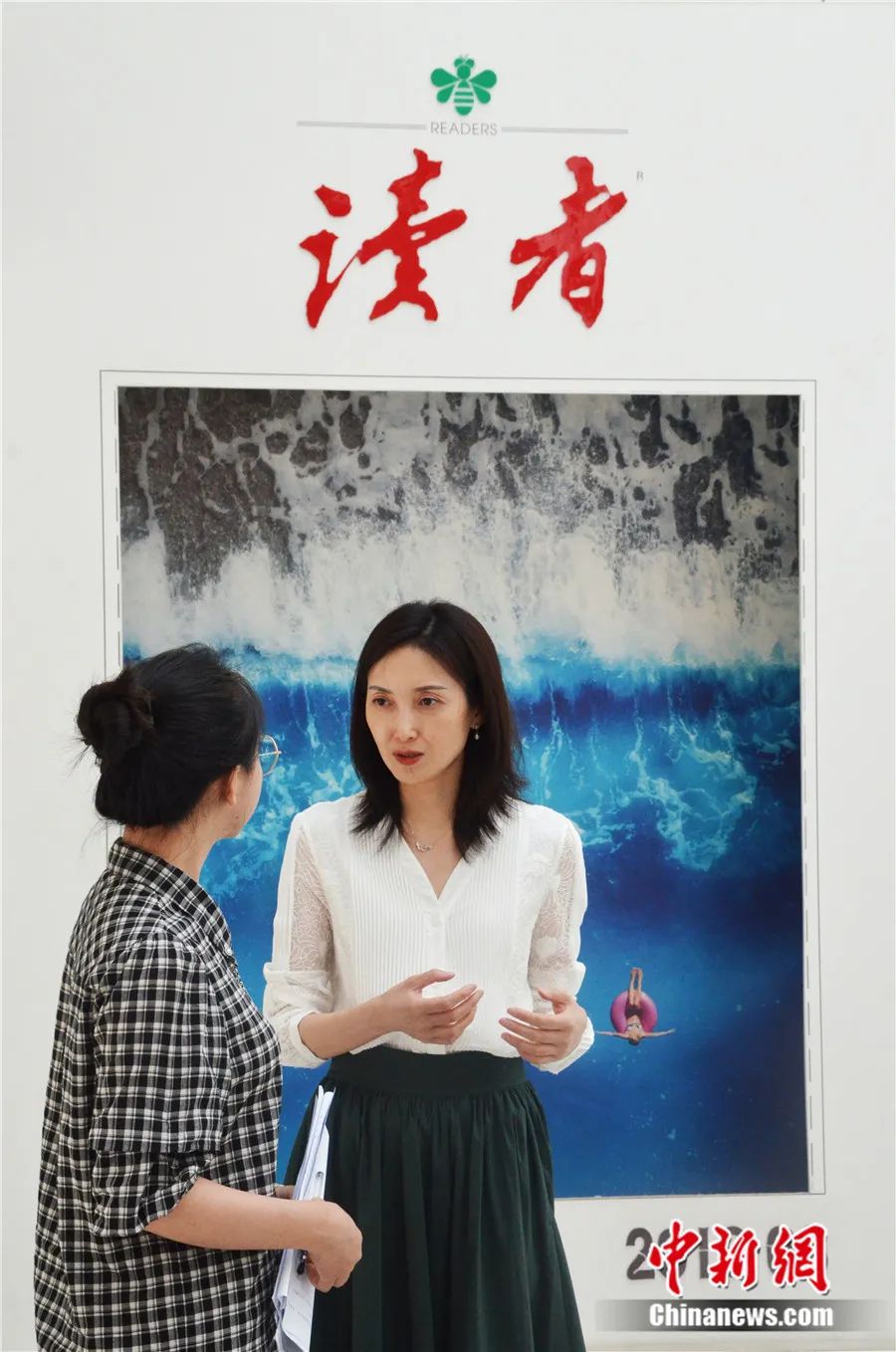 读者杂志社副社长、副总编辑陈天竺(右)接受中新社记者采访。李亚龙 摄