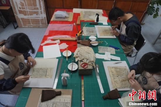 图为学生们正在修复古籍。 中新社记者 九美旦增 摄 图为学生们正在修复古籍。 中新社记者 九美旦增 摄