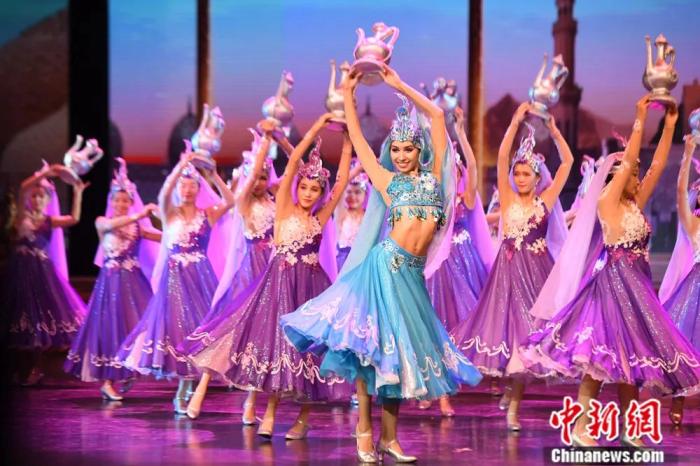 图片2017年8月，舞剧《丝路花雨》引入来自“一带一路”沿线国家和地区的6名外籍专业舞蹈演员参与演出，增添“洋面孔”的该剧在演绎古丝绸之路上中西交融故事时更趋国际化。杨艳敏 摄</p><p>