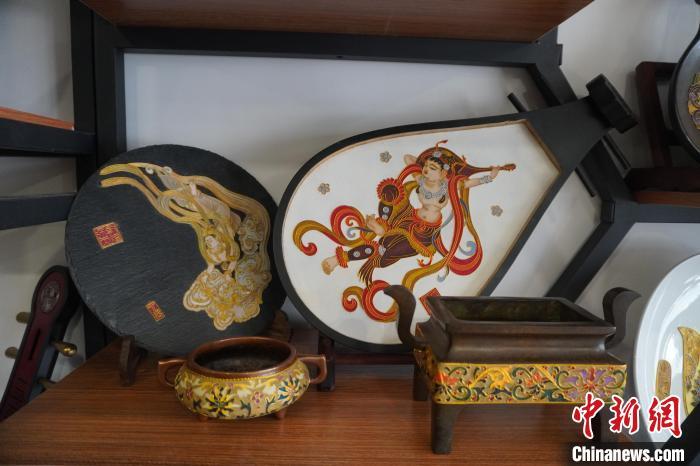 李海明工作室内展出的掐丝珐琅画作品。 九美旦增 摄
李海明工作室内展出的掐丝珐琅画作品。 九美旦增 摄