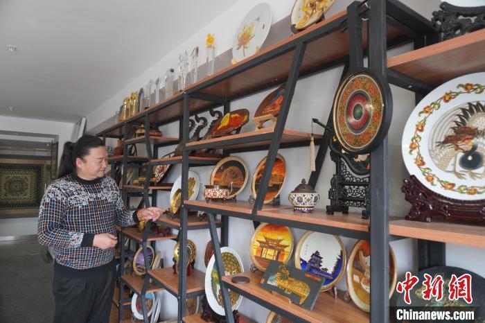 图为李海明介绍其工作室内的掐丝珐琅画作品。 九美旦增 摄
图为李海明介绍其工作室内的掐丝珐琅画作品。 九美旦增 摄