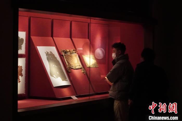 图为参观者在甘肃省博物馆内参观。　戴文昌 摄
