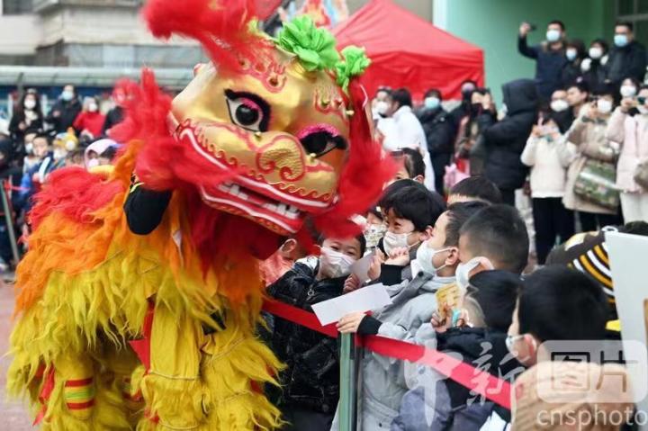 2月21日农历二月初二,甘肃兰州,“舞狮”与小朋友互动。当日,甘肃省妇联保育院举行“二月二 龙抬头”亲子民俗体验活动。 中新社记者 九美旦增 摄 2月21日农历二月初二,甘肃兰州,“舞狮”与小朋友互动。当日,甘肃省妇联保育院举行“二月二 龙抬头”亲子民俗体验活动。 中新社记者 九美旦增 摄