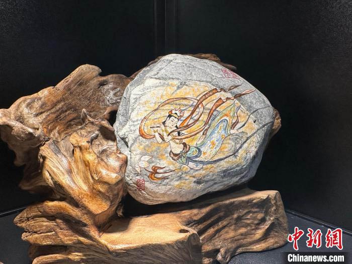 图为绘制于黄河石上的敦煌飞天。高莹 摄

　　