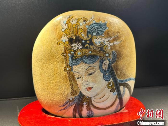 图为绘制在黄河石上的菩萨像。高莹 摄
