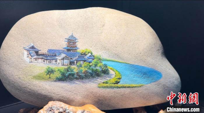 图为绘制于黄河石上的鸣沙山月牙泉景区。高莹 摄
