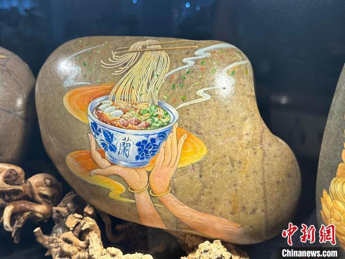 图为绘制于黄河石上的兰州牛肉面。高莹 摄
