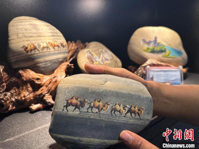 图为黄河石上的沙漠驼队。高莹 摄
