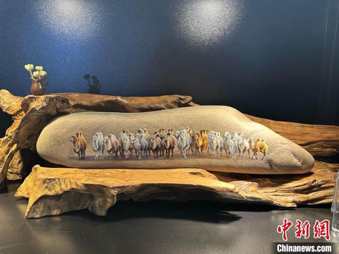 图为绘制于黄河石上的驼队。高莹 摄
