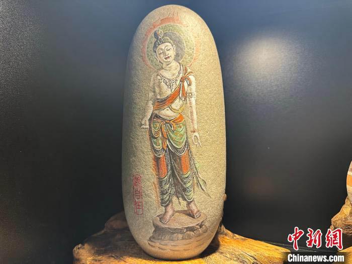 图为现场黄河石画作品。高莹 摄

　　