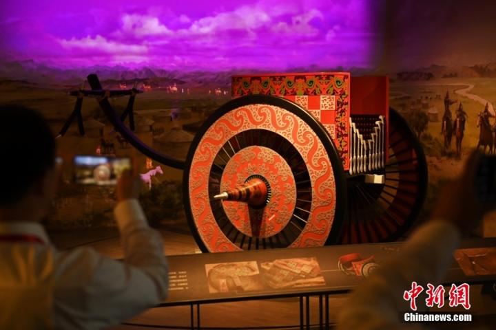 8月16日,甘肃省天水市张家川回族自治县马家塬车舆博物馆内,游客拍摄等比例的战国西戎车舆复制品。 8月16日,甘肃省天水市张家川回族自治县马家塬车舆博物馆内,游客拍摄等比例的战国西戎车舆复制品。