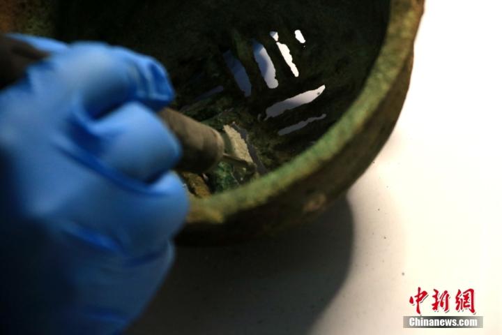 2月6日,文物保护专业技术人员对甘肃省敦煌市博物馆馆藏金属文物进行修复。 2月6日,文物保护专业技术人员对甘肃省敦煌市博物馆馆藏金属文物进行修复。