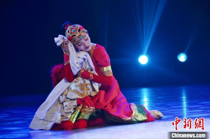 图为塔娜在表演独舞《冬趣儿》。 受访者供图 图为塔娜在表演独舞《冬趣儿》。 受访者供图