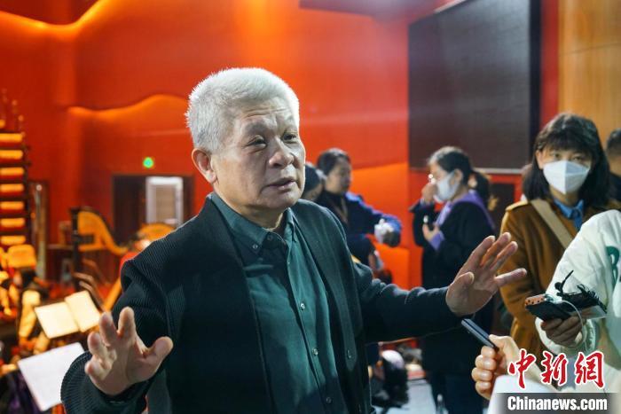 该剧导演蒋力向媒体介绍相关情况。　丁思 摄
