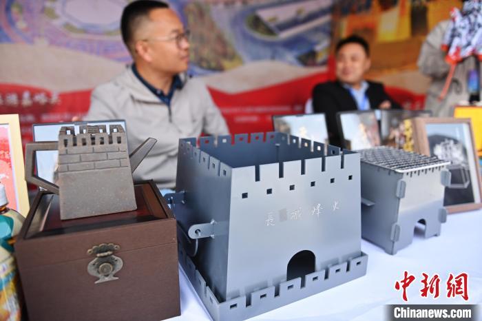 图为活动现场工作人员推荐嘉峪关文旅产品——长城烧烤炉。　李亚龙 摄