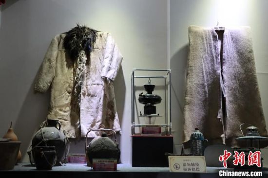 图为展出的服饰及水壶等。 王若愚 摄 图为展出的服饰及水壶等。 王若愚 摄