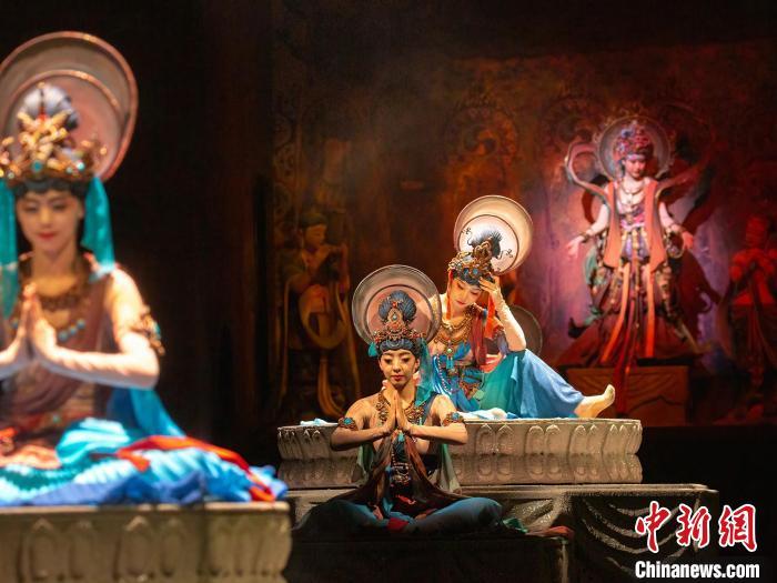 6月15日，“《乐动敦煌》全球首演发布会暨乐动敦煌-文旅产业综合体项目开业仪式”在敦煌市举办。图为《乐动敦煌》大型仿真洞窟剧场。　(甘肃演艺集团供图)